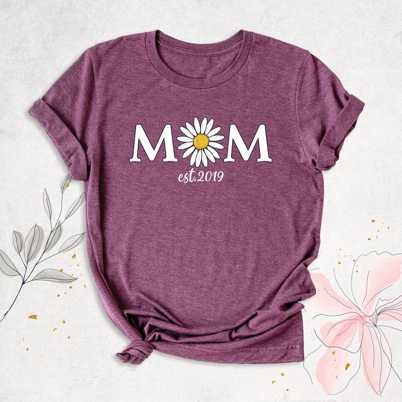 Mom Est 2023 Shirt, Daisy Mom Shirt, Mothers Day Shirt, New Mom Gift, Personalized Mama Shirt, Pregnancy Announcement Shirt, Floral Mom Tees.jpg
