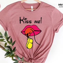 kiss me t-shirt, mickey kiss me shirt, mickey shirt, disney shirt, disney trip shirt, disney family shirt, holiday shirt