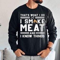 that's what i do i smoke meat and i know things sweatshirt, funny bbq men's crewneck, grill master gift for him, grillin