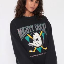 vintage anaheim mighty ducks crewneck sweatshirt, retro mighty ducks old school t-shirt, nhl mighty ducks hoodie, hockey
