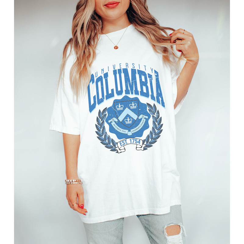 Retro Columbia University shirt in white, college shirt, school, student, oversized, unisex,.jpg