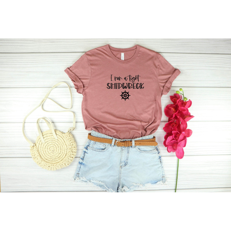 I Run A Tight Shipwreck Shirt, Mother's Day Gift, Mom Shirt, Mom Life Shirt, Shirt For Mom, Gift For Mom, Funny Mom Shirt, Mama T-Shirt.jpg