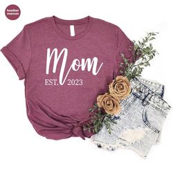 mom est 2023 shirt, new mom shirt, baby announcement t-shirt, new mama shirt, pregnant shirts, 2023 mom t-shirt, mother