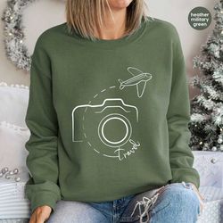 travelers, traveler gifts, vacation outfit, photographer hooded sweatshirts, long sleeves adventure graphic, vacation sw
