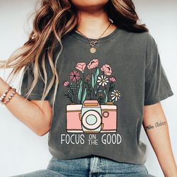 focus on the good t-shirt, photograf machine shirt, flower camera tees, funny camera tshirt, funny flowers crewneck