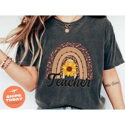retro flower teacher shirt, retro teacher shirt, retro teacher graphic tee, retro flower rainbow teacher graphic tee, gi