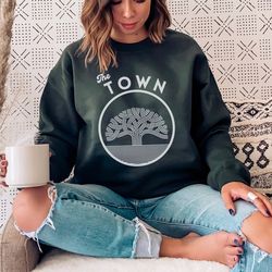 oakland the town crewneck sweatshirt, retro oakland shirt, east bay crew, vintage bay area apparel, bay area gift, minim