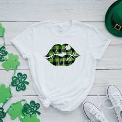 lucky kiss shirt, st patricks day shirt, irish shirts, lucky lip shirt, irish kiss shirt, shamrock shirt,irish women tee