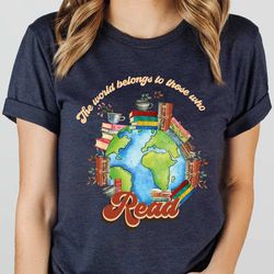 world belongs to those who read shirt, graphic tee teacher shirt, librarian book lover shirt, reading shirt, books shirt