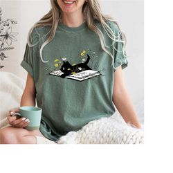 comfort colors cat mom shirt, cat lover tee, cute book cat shirt, floral book shirt, book lover shirt, cat themed gifts