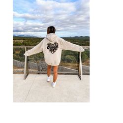retro mama heart hoodie, mother's day sweatshirt, mom crewneck, gift for mom, mother's day gift, leopard printed mama sw