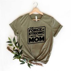 force is strong with this mom , star wars shirts for mom, cute t-shirts for mom, funny disney shirt for mom, star wars g