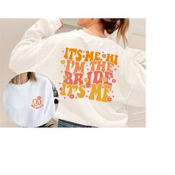 it's me hi, i'm the bride, it's me, retro bride sweatshirt, trendy aesthetic, words on back,groovy bachelorette party te