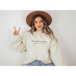 custom mama est 2022 sweatshirt and hoodie, mothers