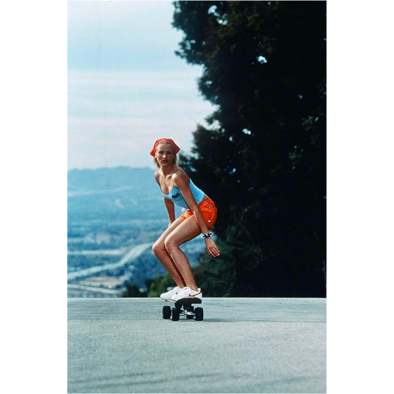 Cameron Diaz skating during filming of Charlie's Angels, 2000.png