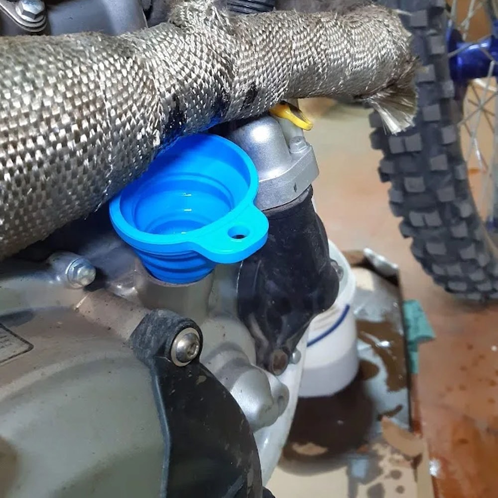 Foldable Silicone Car Funnel For Engine Oil And Washer Fluid 1