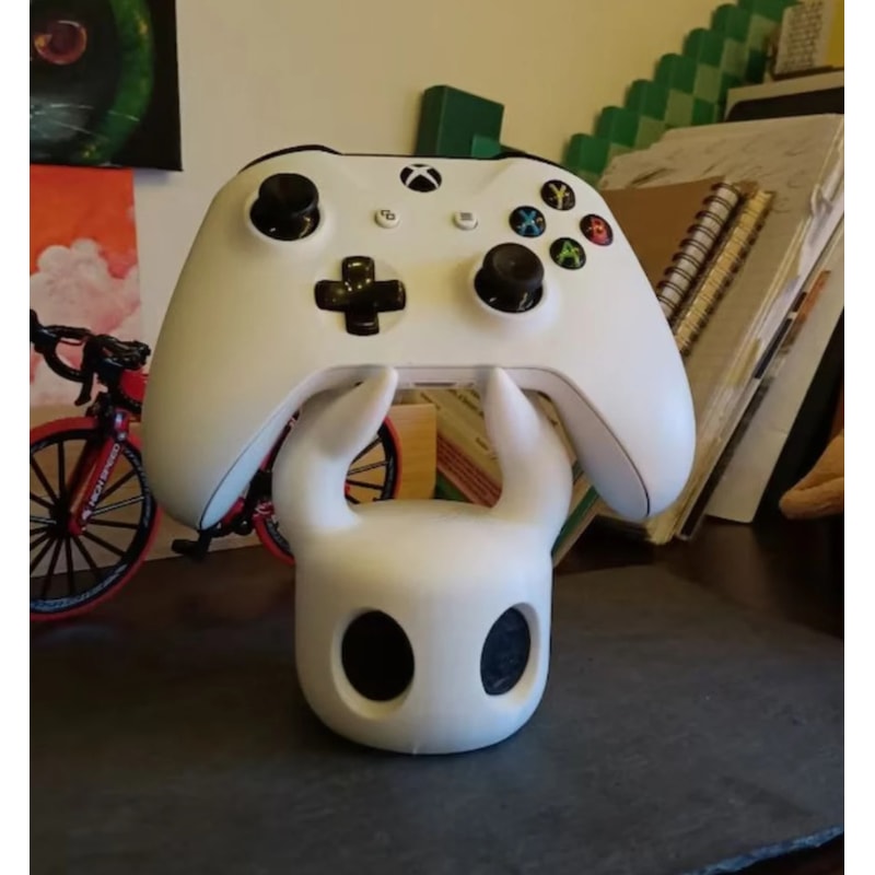 Universal Game Controller Stand, Hollow Knight Display