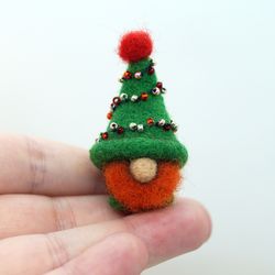Miniature needle felted Christmas gnome, Christmas tree gnome, green hat, tiny gnome, collectible gift, handmade gnome