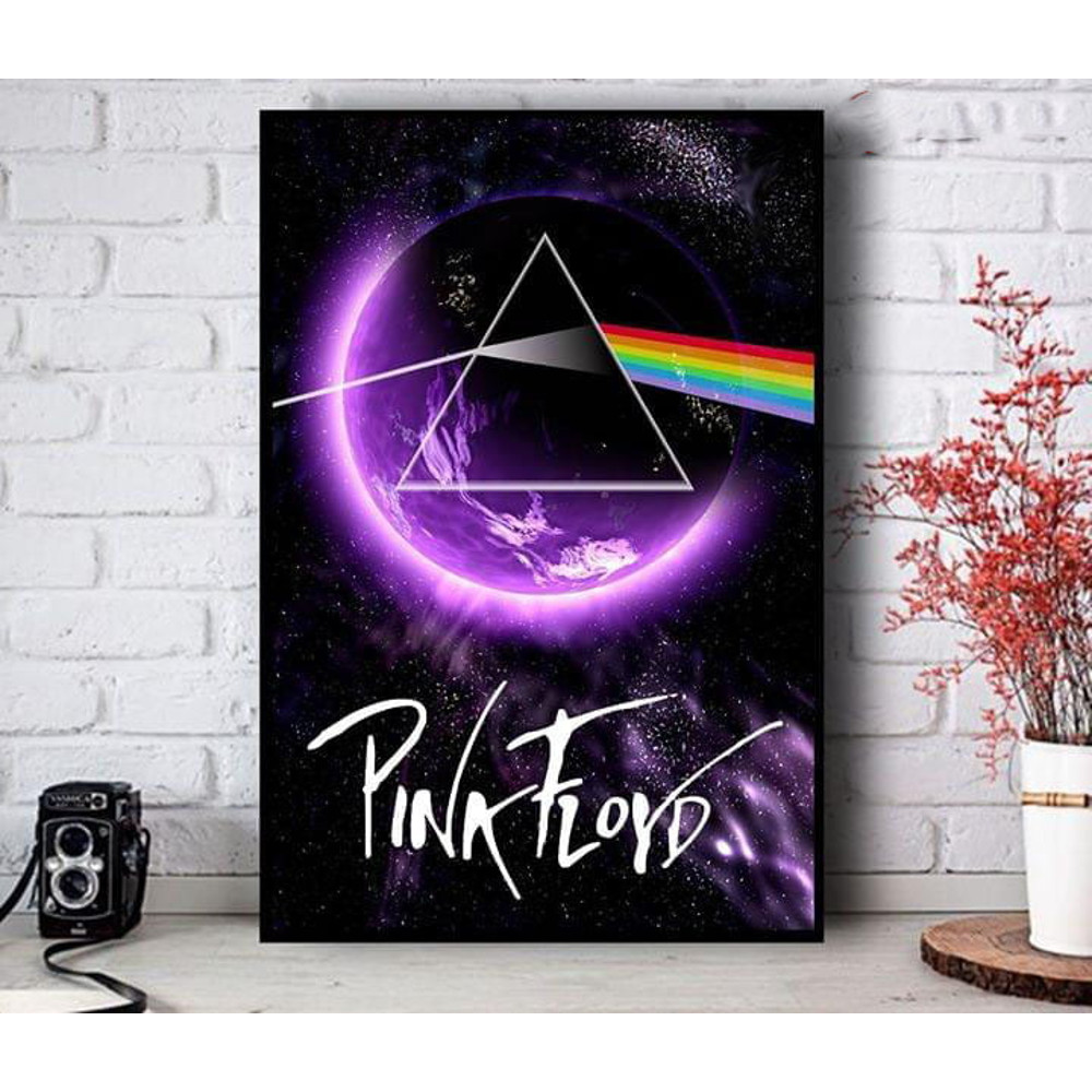Pink Floyd Poster – Symbol Light Being Refracted On A Triangular Prism.jpg