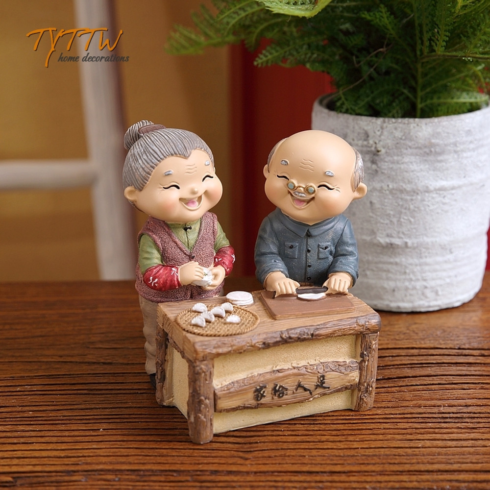 Resin Happy Old Couple Home Decor, Old Father and Mother Figurine, Grand Parents Wedding Anniversary Gifts