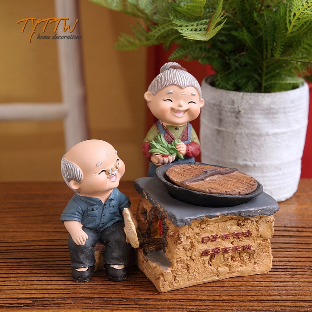 Resin Happy Old Couple Home Decor, Old Father and Mother Figurine, Grand Parents Wedding Anniversary Gifts