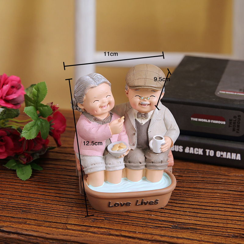 Resin Happy Old Couple Home Decor, Old Father and Mother Figurine, Grand Parents Wedding Anniversary Gifts