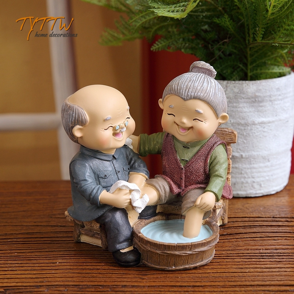 Resin Happy Old Couple Home Decor, Old Father and Mother Figurine, Grand Parents Wedding Anniversary Gifts