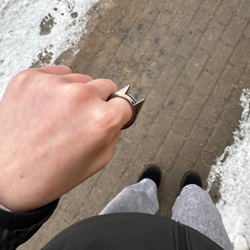 Self Defense Finger Ring Outdoor Survival Window Breaker Cats Ear Metal Defense Ring for Personal Safety