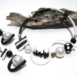 Handmade cotemporary style necklace and earrings set black and white color