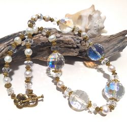 wedding jewelry necklace of pearls and crystals