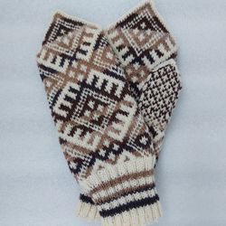 Womens wool scandinavian mittens handmade are very warm with a pattern Brown