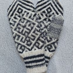 Womens wool scandinavian mittens handmade are very warm with a pattern grey, hand warmer