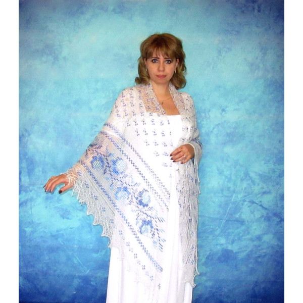 голубая накидка невесты с вышивкой, свадебная косынка, оренбургская шаль из козьего пуха.JPG