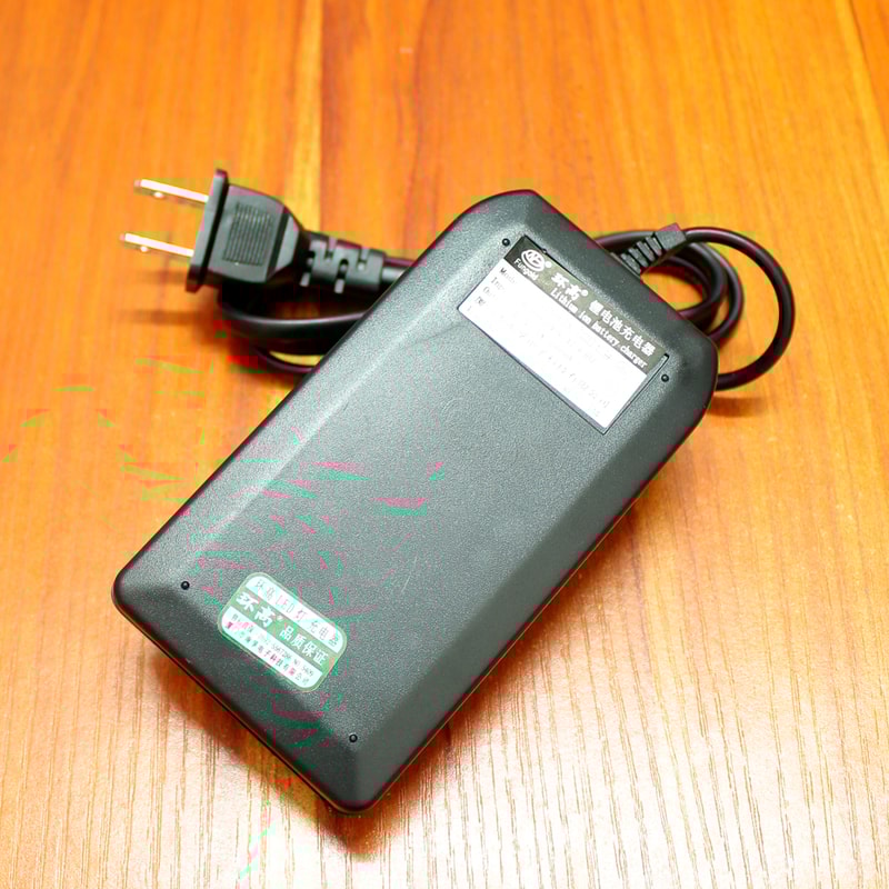 Lithium Battery Universal Charger, Dual Charging for Flashlight Batteries,