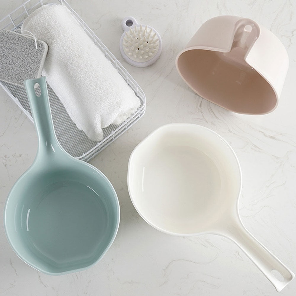 Plastic Water Ladle, Household Kitchen Bath Multipurpose Water Scoop, Comfortable Grip, Convenient Hanging Design