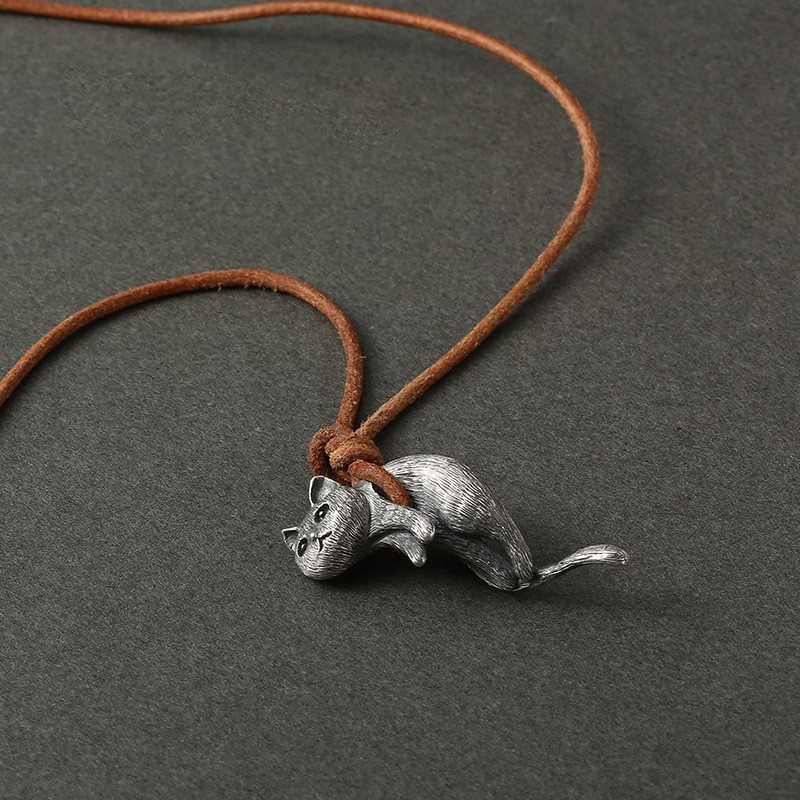 Creative Cat Pendant Necklace for Couples Personalized Jewelry Gift for Cat Lovers Unique Design for Women Men