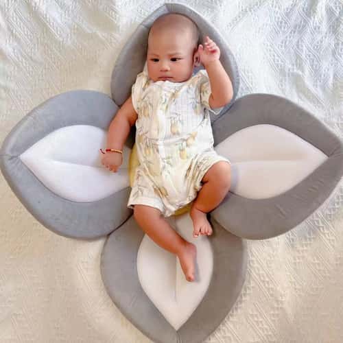 Color blocking Baby Bath Lotus Safety Cushion, Reclining and Foldable Newborn Creative Flower Bath Mat, Baby Bath Mat