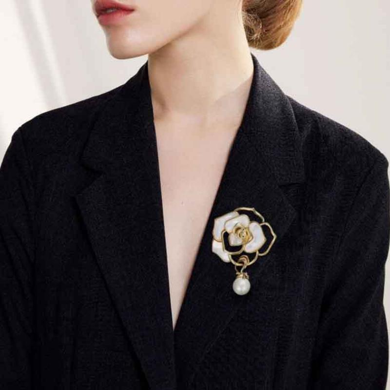 Creative Metal Brooches Stylish Camellia Imitation Pearl Women Pins Event Gifts Funny Luxury Decora 3