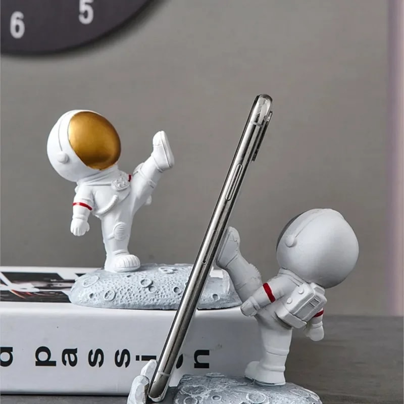 Resin Spaceman Bracket Office Desk Decoration Nordic Astronaut Mobile Phone Holder 0