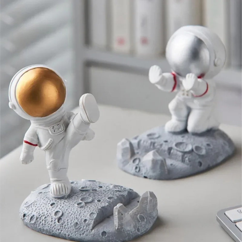 Resin Spaceman Bracket Office Desk Decoration Nordic Astronaut Mobile Phone Holder 4