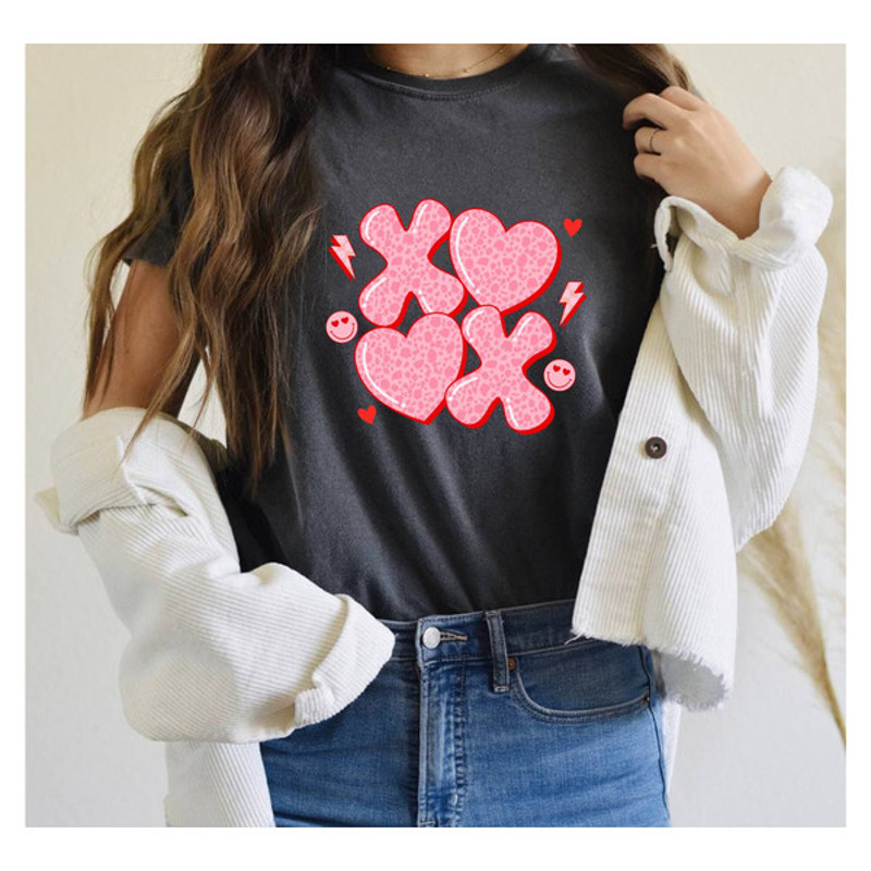 XOXO Shirt, Cute Valentines Day Shirt, Valentines Day Gift, Love Shirt, Cute Smiley Love T Shirt, Valentines Heart Shirt