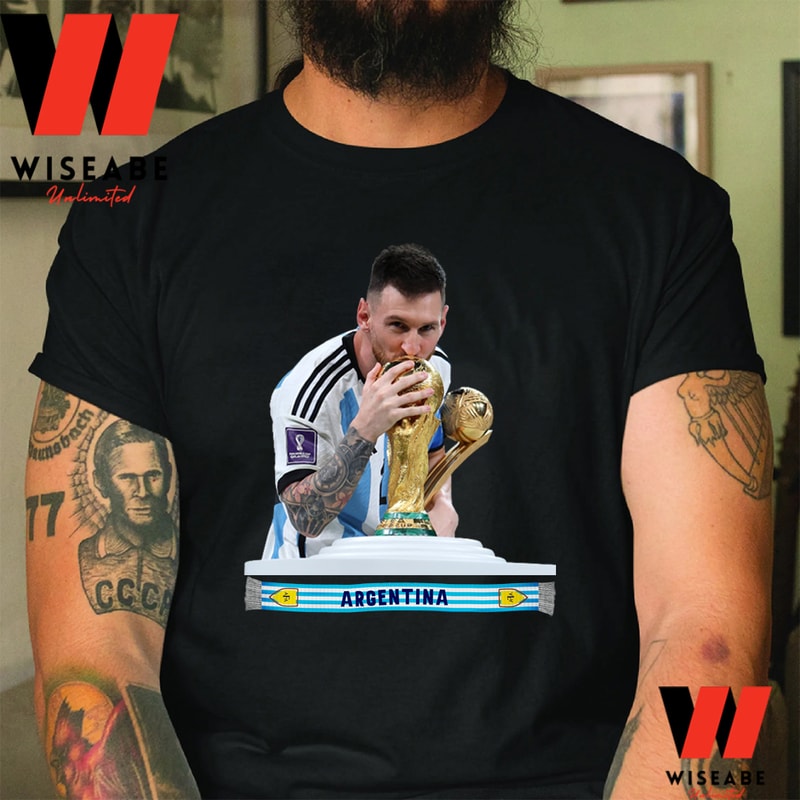 Hot Lionel Messi Kisses World Cup Trophy 2022 T Shirtjpg