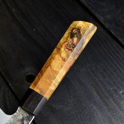 santoku style kitchen knife made of san mai stainless steel, its construction consists of a high carbon steel core (