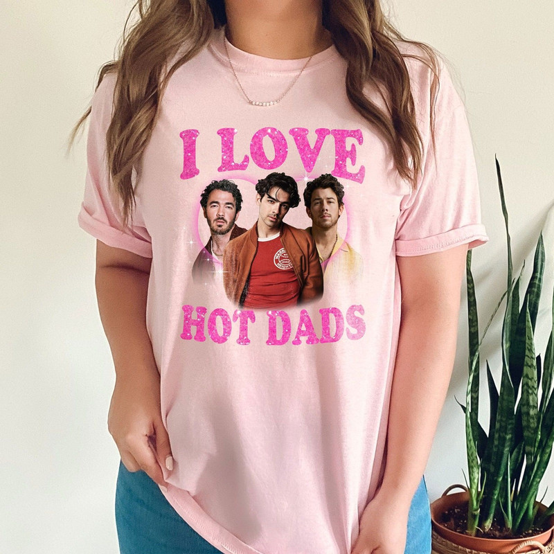 Vintage Jonas Brothers Shirt I Love Hot Dads y2k Music Concert Tour 2023 Merch Joe Nick Kevin Retro 90s Funny.jpg