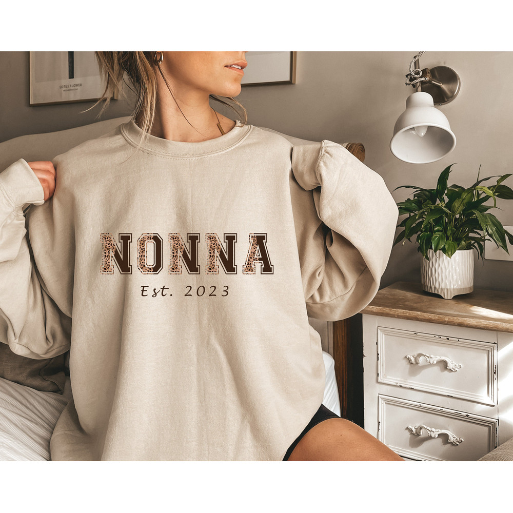 Custom Leopard Nonna Sweatshirt Personalized Est Grandma Sweater Mother's Day Gift Granny Tee Trendy Apparel Shirt Cute Gifts for New Nana.jpg