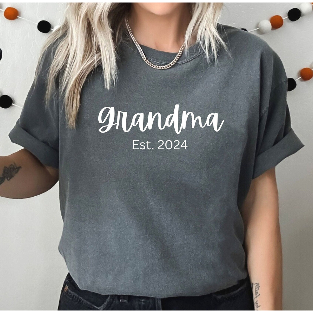 Comfort Colors Personalized Est Grandma Shirt, Grandma Gift, Mother's Day Sweatshirt, Mother's Day Gift, Granny Gift, New Granny Gift, Nana.jpg