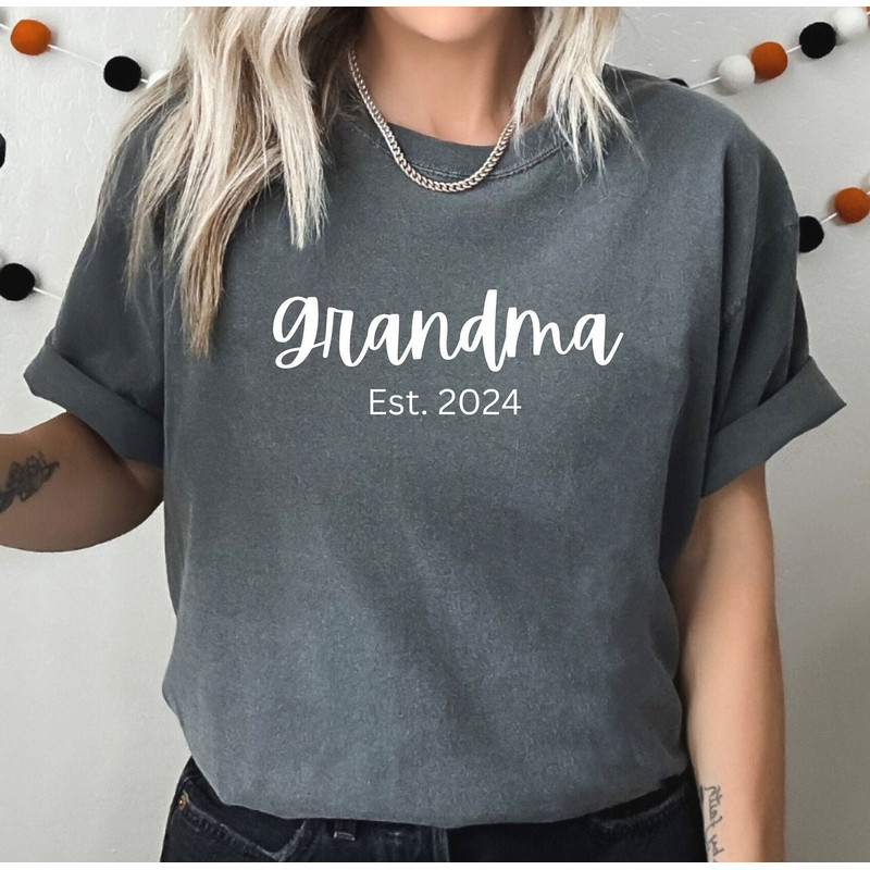 Comfort Colors Personalized Est Grandma Shirt, Grandma Gift, Mother's Day Sweatshirt, Mother's Day Gift, Granny Gift, New Granny Gift, Nana.jpg