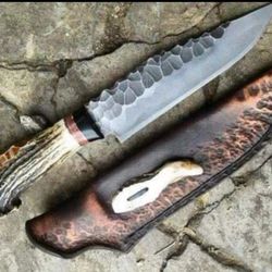 handcrafted damascus steel hunting knife with stag horn j2 steel hunting knife with hammer-textured blade