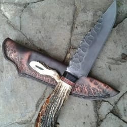 handcrafted damascus steel hunting knife with stag horn j2 steel hunting knife with hammer-textured blade