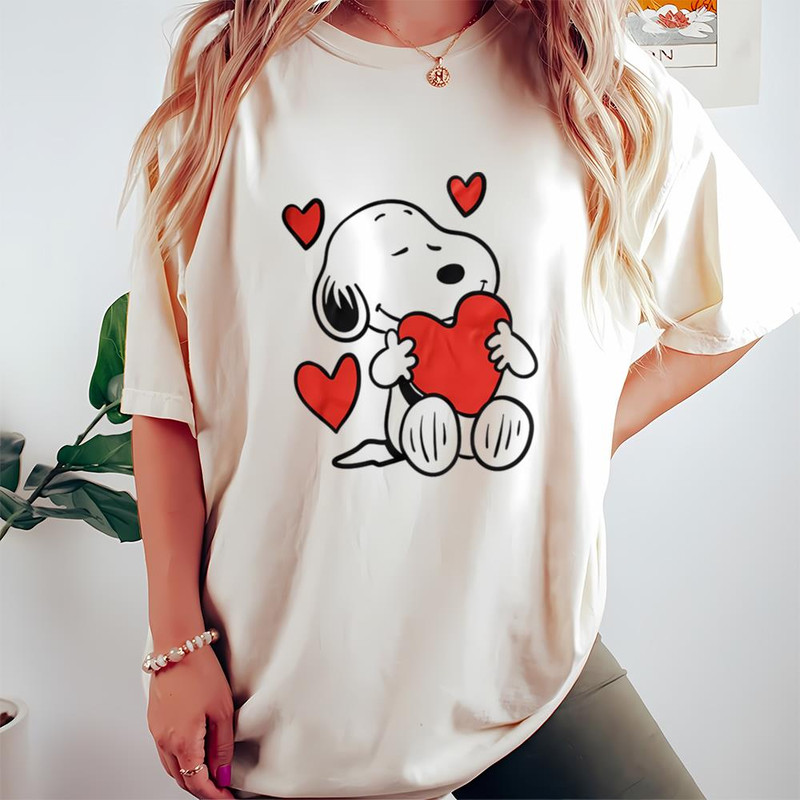 Hugging Snoopy Valentine Shirt .jpg